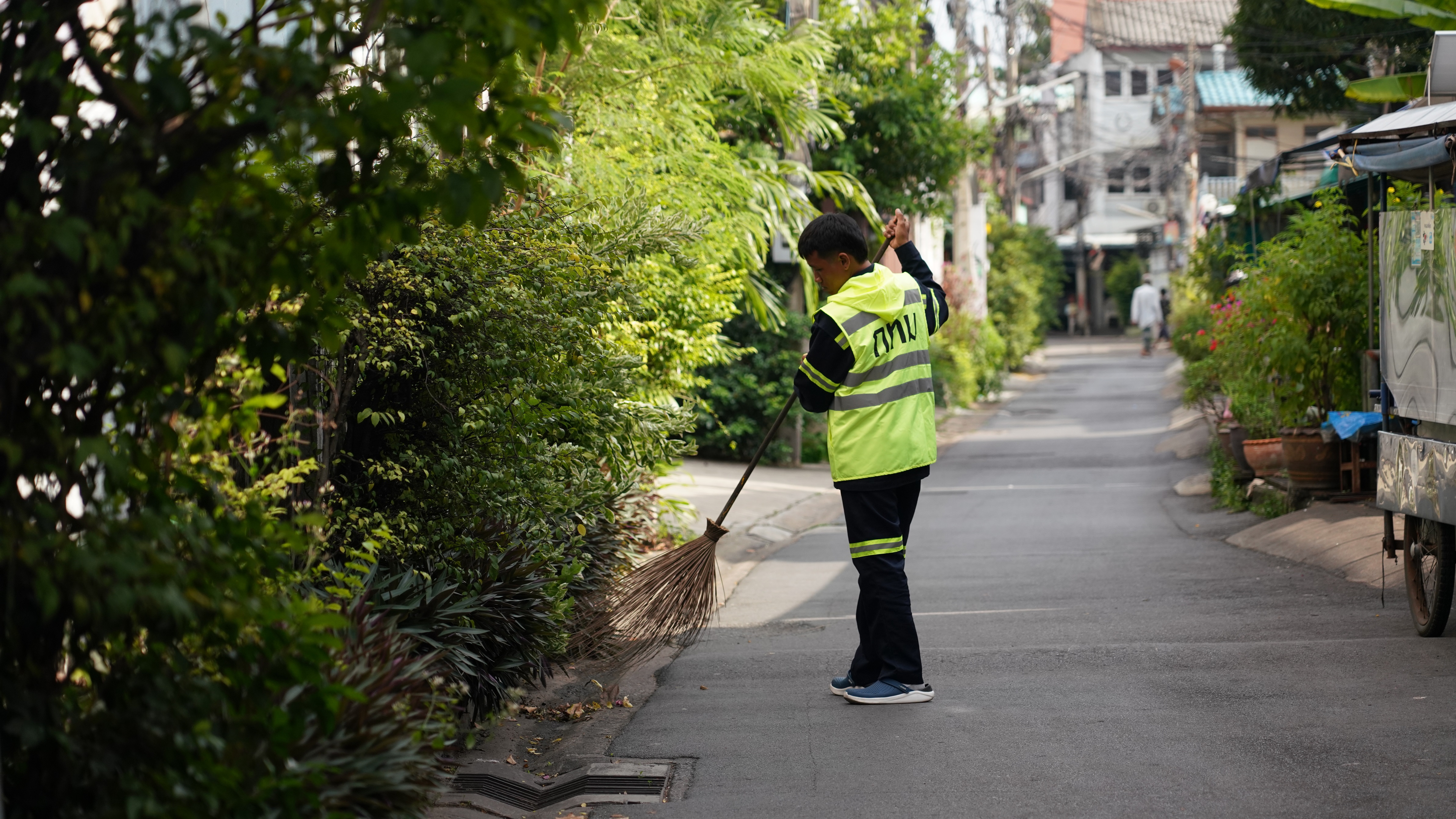 >
                                    </a>
                                    <hr class=